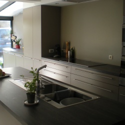 Keuken met handgrepen , schuiven breedte van 1200 mm , franke sanitair en front laminaat . 